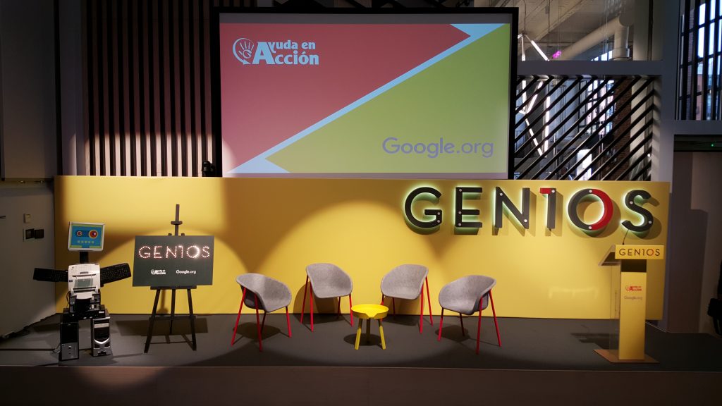 Escenario presentando el proyecto Gen10s de Ayuda en Acción y Google